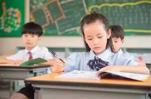 上國小家長一定要陪著孩子寫作業嗎?這才是陪孩子做作業的正確方式,父母再不明白就晚了