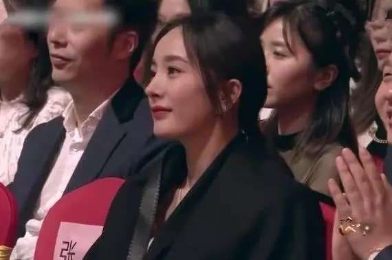 楊冪劉愷威離婚後首度相見,卻在頒獎典禮上,楊冪的表情說明一切