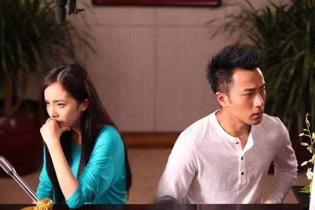 楊冪劉愷威離婚後首度相見,卻在頒獎典禮上,楊冪的表情說明一切