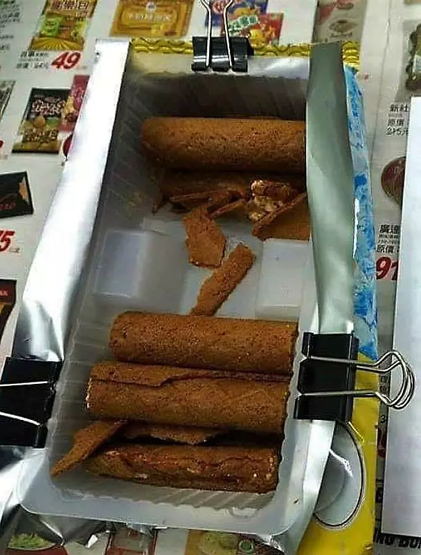 職業病難改!醫生吃零食,「超專業開盒術」讓護士哭笑不得...外科人看了秒懂!