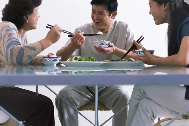 老公過世後,家裡拆遷分了3套房,婆婆重病我不離不棄伺候她5年,臨終前她卻給我一個破罐子!