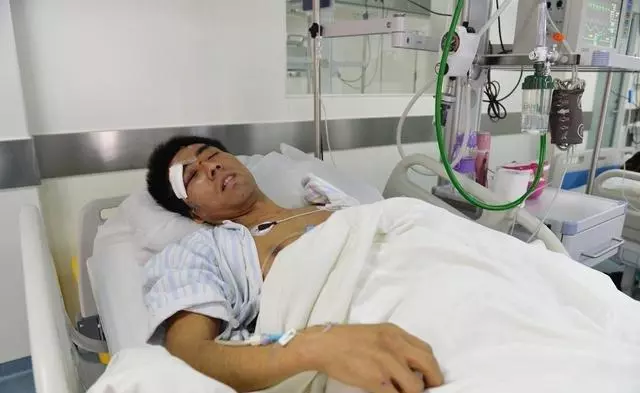 我車禍毀容,未婚妻不告而別,2年後接一陌生來電後,我淚流滿面