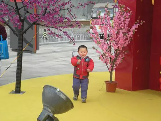 孩子飯店吃飯摔碎盤子,老闆張口要五千,母親笑著陪錢,第二天餐館倒閉了!