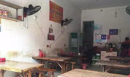 孩子飯店吃飯摔碎盤子,老闆張口要五千,母親笑著陪錢,第二天餐館倒閉了!