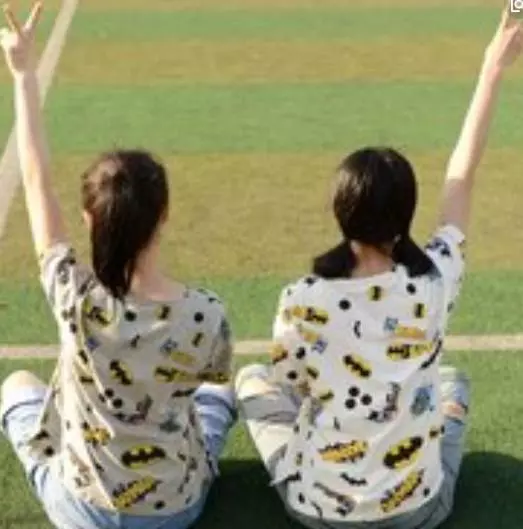 老人不慎摔倒,女孩趕忙上前,閨蜜卻扭頭離開,事後閨蜜加薪升職變成她上司