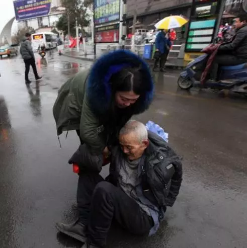 老人不慎摔倒,女孩趕忙上前,閨蜜卻扭頭離開,事後閨蜜加薪升職變成她上司