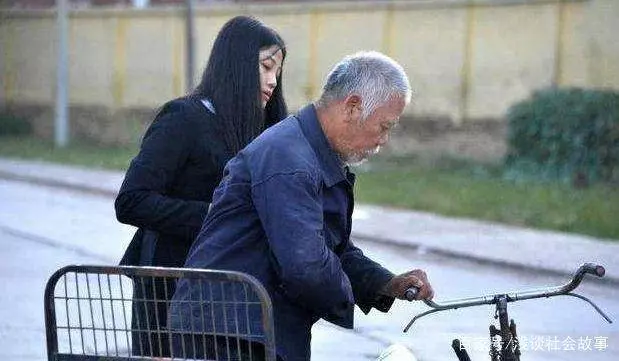 老人不慎摔倒,女孩趕忙上前,閨蜜卻扭頭離開,事後閨蜜加薪升職變成她上司