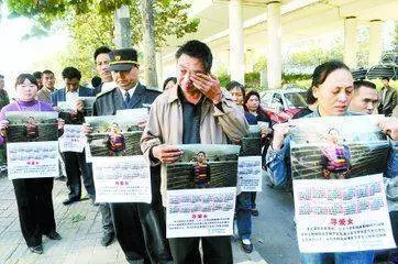 雙胞胎女兒失蹤,女子苦尋十年,婆婆死前盯著牆壁,女子走進傻住