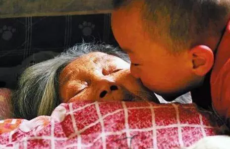 雙胞胎女兒失蹤,女子苦尋十年,婆婆死前盯著牆壁,女子走進傻住