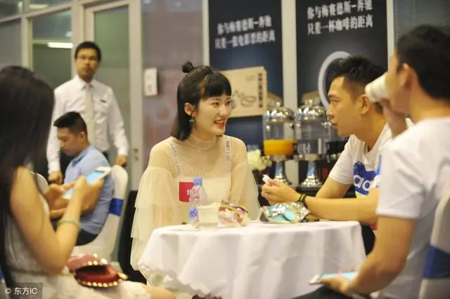男孩相親有房有車,女方卻嫌他前任太多,男人的回答讓她羞紅了臉