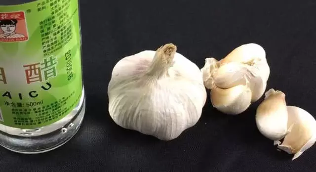 白醋滴在大蒜上,解決了很多男性朋友的難題,好多人還不知道