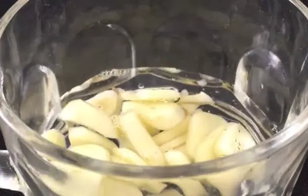 白醋滴在大蒜上,解決了很多男性朋友的難題,好多人還不知道