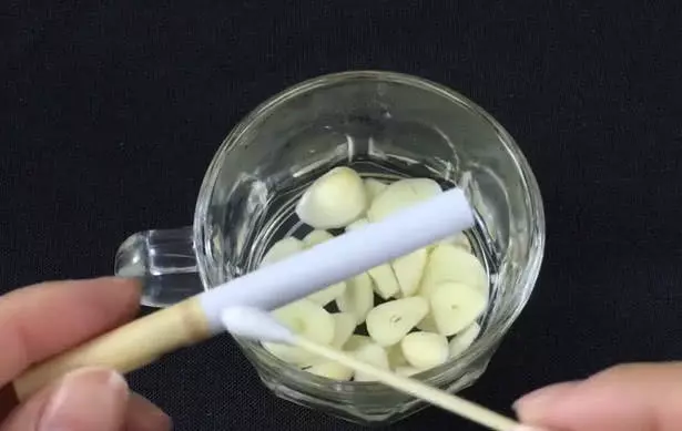 白醋滴在大蒜上,解決了很多男性朋友的難題,好多人還不知道