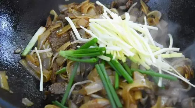 嫩滑的牛肉搭配順滑的河粉,看似樸實無華卻又無比美味
