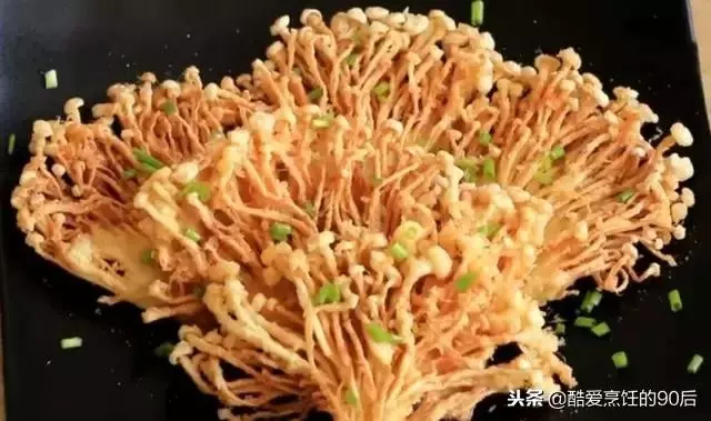 1把金針菇,2個雞蛋,5分鐘出鍋,做法簡單,比紅燒肉好吃多了
