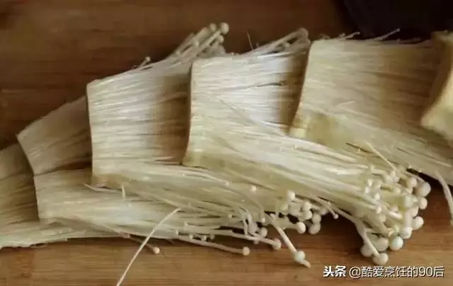 1把金針菇,2個雞蛋,5分鐘出鍋,做法簡單,比紅燒肉好吃多了