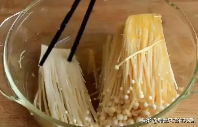 1把金針菇,2個雞蛋,5分鐘出鍋,做法簡單,比紅燒肉好吃多了