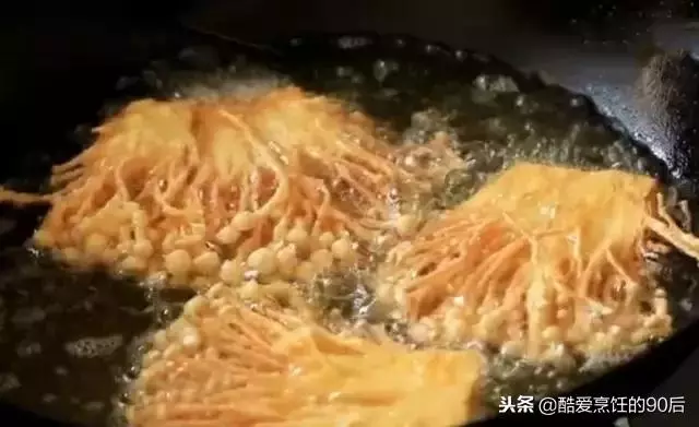 1把金針菇,2個雞蛋,5分鐘出鍋,做法簡單,比紅燒肉好吃多了