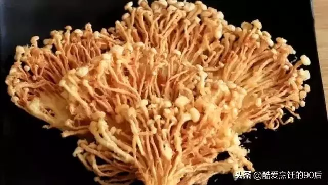 1把金針菇,2個雞蛋,5分鐘出鍋,做法簡單,比紅燒肉好吃多了
