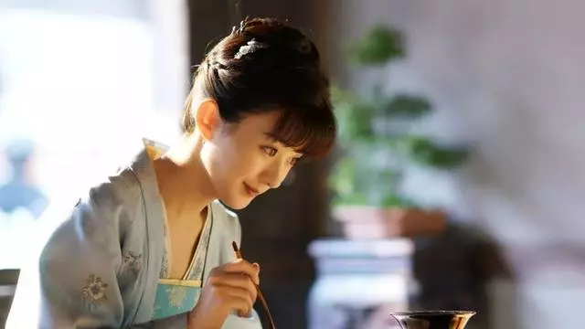 人一生會遇到8263563人,會打招呼的是39778人,會和3619人熟悉,會和275人親近。