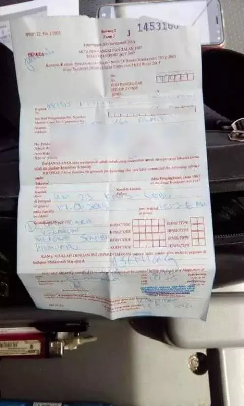 大馬駕駛人注意了,他因為邊開車邊抽菸當場接了JPJ罰單!
