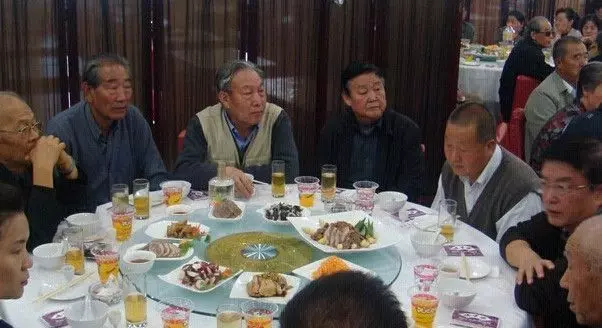 這套「同學聚會照片」瞬間瘋傳!看到「最後一張」所有人都哭了!