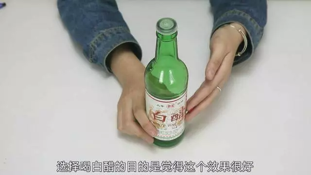 喉嚨不小心卡住,千萬不要只喝醋,教你一個小方法,再也不怕被卡