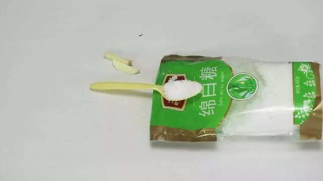 喉嚨不小心卡住,千萬不要只喝醋,教你一個小方法,再也不怕被卡