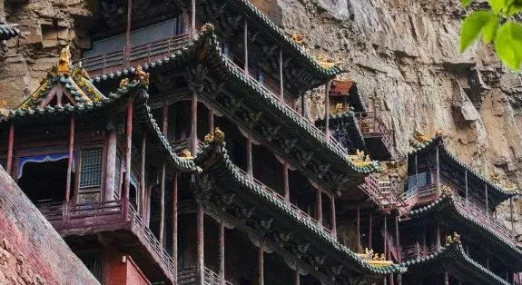 這座寺廟竟懸空60公尺?外國人都看傻… 近看嚇一跳:屹立1500多年不倒(影)