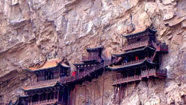 這座寺廟竟懸空60公尺?外國人都看傻… 近看嚇一跳:屹立1500多年不倒(影)