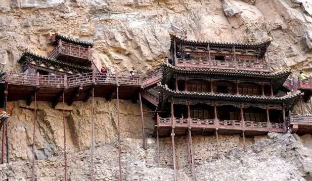 這座寺廟竟懸空60公尺?外國人都看傻… 近看嚇一跳:屹立1500多年不倒(影)