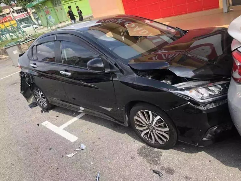 【今日瘋傳】車被撞美女網上發泄!撞人車主竟現身回嗆!錯在先還要跟人家大聲?