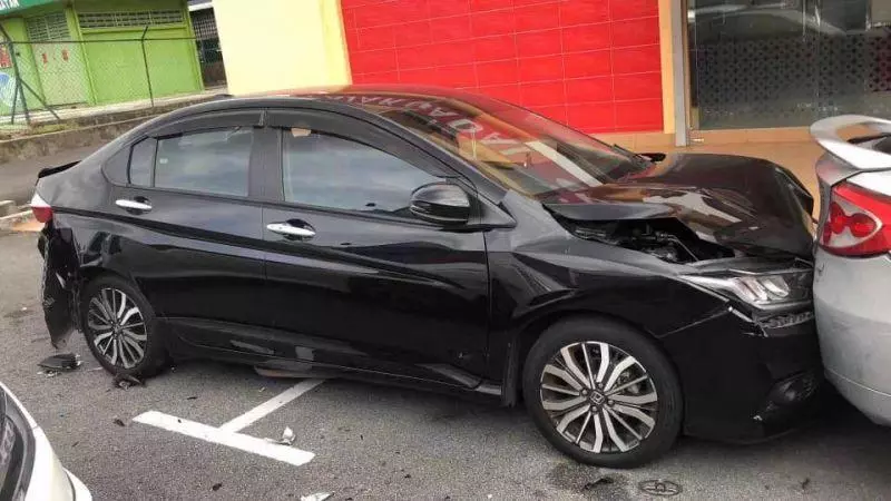 【今日瘋傳】車被撞美女網上發泄!撞人車主竟現身回嗆!錯在先還要跟人家大聲?