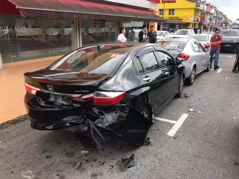 【今日瘋傳】車被撞美女網上發泄!撞人車主竟現身回嗆!錯在先還要跟人家大聲?