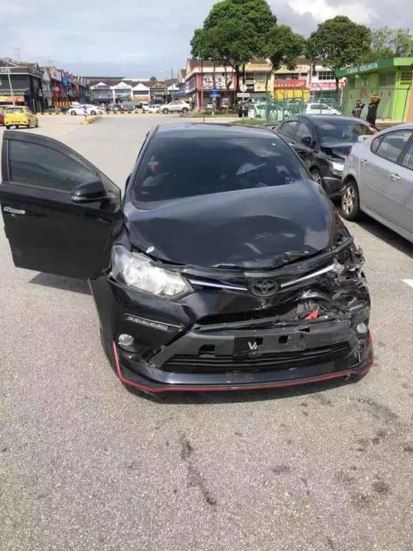 【今日瘋傳】車被撞美女網上發泄!撞人車主竟現身回嗆!錯在先還要跟人家大聲?