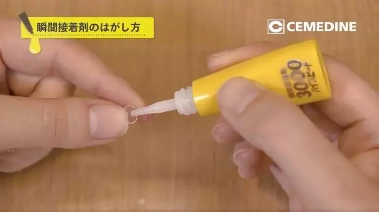 三秒膠黏到手該怎麼辦?千萬別再硬撕、刀割...「最正確方法是這樣」!無痛又不留痕跡