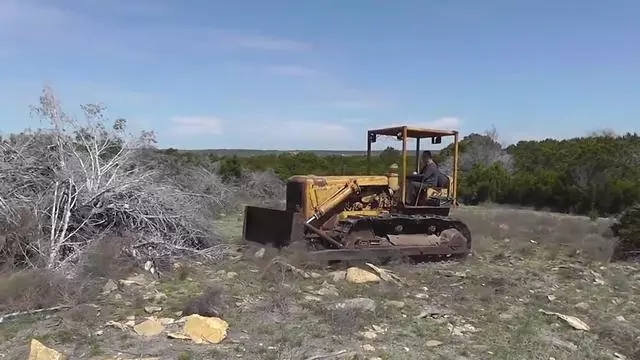 父親去世母親再嫁,兒子從外地回來參加婚禮,見到繼父,立馬報警