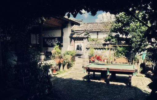 弟弟結婚我送一萬,表弟結婚我送兩千,表弟卻跪下請我上台講話