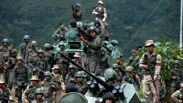 美國「後院」點戰火?數十艘軍艦包圍委內瑞拉,鐵桿盟友打退堂鼓,俄羅斯不會坐視不理!