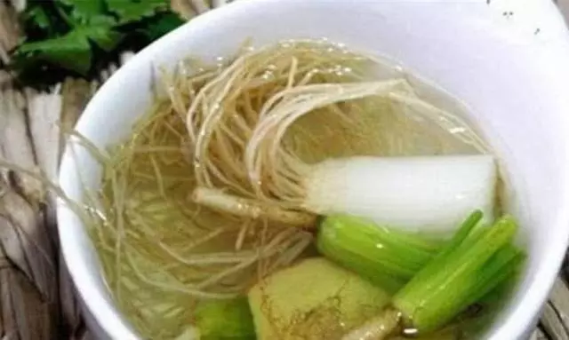 咳嗽不停太難受?蔥鬚生薑煮水喝,快速止咳,堅持7天,鼻炎也好了