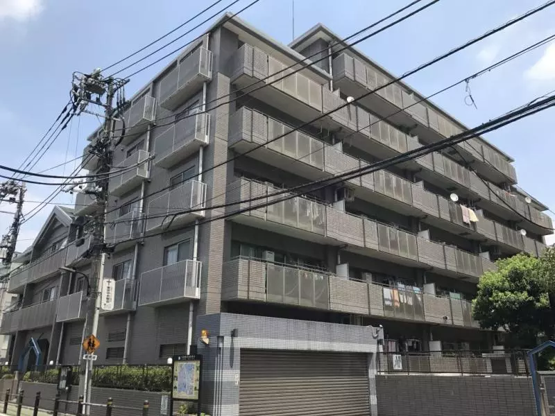 日本乾淨陽台讓人羨慕?超強迫症「整齊玻璃圍框」都是因為那塊不算你家!