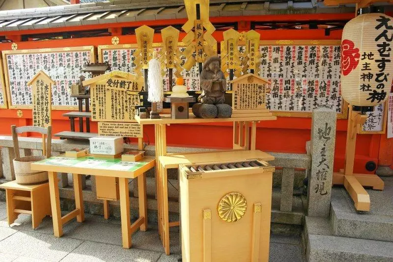 55歲老伯想偷香油錢 鼓起勇氣一抓...「只有8元」連警察都覺得心酸!