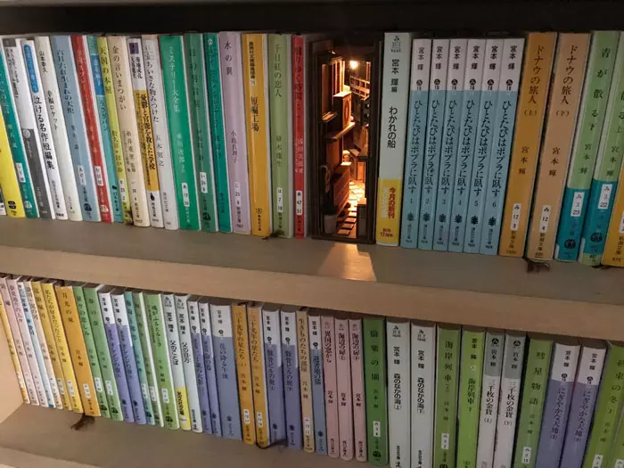 在書本間通往另一個世界!日本藝術家製作超美「小巷弄書架」 燈柱版本氛圍太夢幻❤