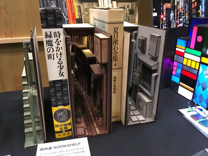 在書本間通往另一個世界!日本藝術家製作超美「小巷弄書架」 燈柱版本氛圍太夢幻❤