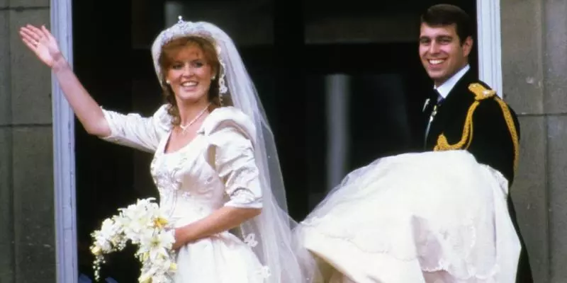 網拍啥鬼東西都有？「32年前英國皇室結婚蛋糕」高價出售　賣家腦回：有點臭但還是美味！