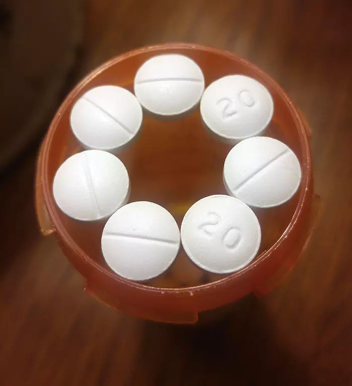 30張「剛好塞好塞滿」的超療癒照片 欄杆原來是鋁罐頭最完美的家!