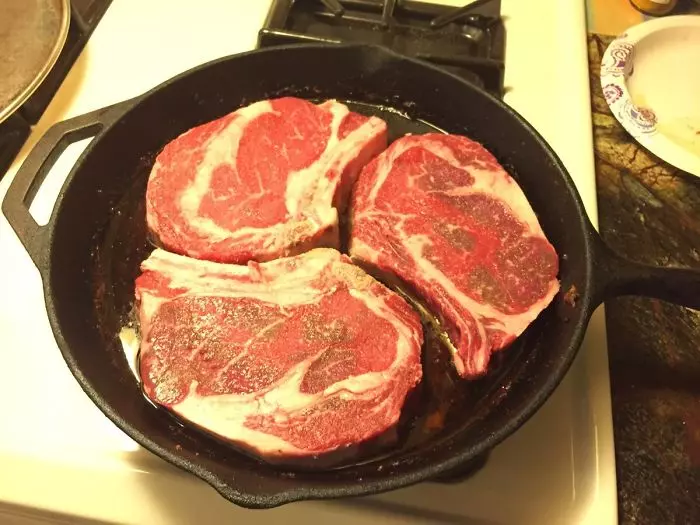 30張「剛好塞好塞滿」的超療癒照片 欄杆原來是鋁罐頭最完美的家!