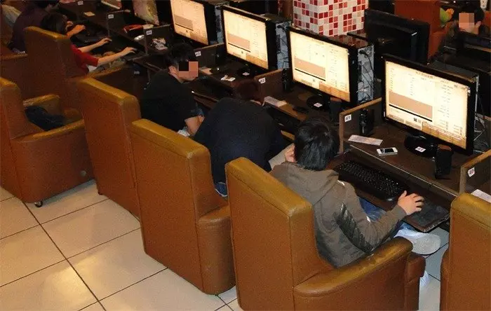 這小孩「看到神仙下凡」 老媽被唬得一愣一愣...整整1年關房間:他不能去上課啦~