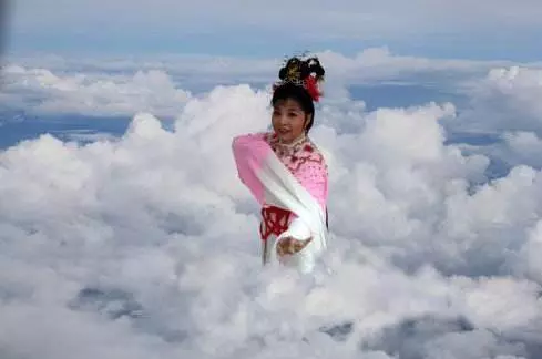 這小孩「看到神仙下凡」 老媽被唬得一愣一愣...整整1年關房間:他不能去上課啦~