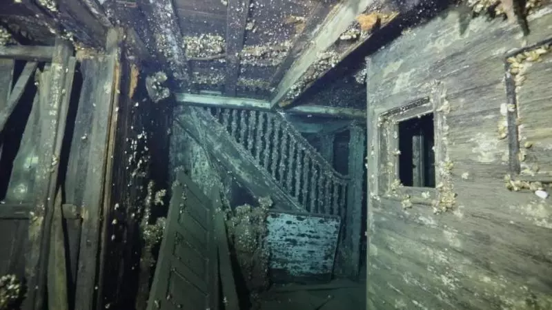 加拿大沉船「90年後被發現」成最美廢墟 藤壺覆蓋所有遺跡...撥開竟是台雪佛蘭跑車!